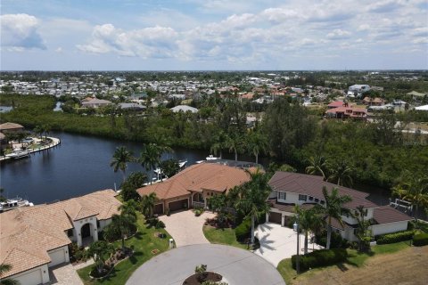 House in Punta Gorda, Florida 3 bedrooms, 265.14 sq.m. № 1436093 - photo 1
