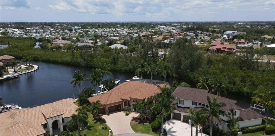 House in Punta Gorda, Florida 3 bedrooms, 265.14 sq.m. № 1436093