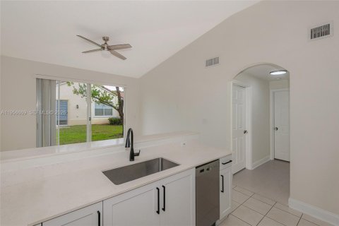 Adosado en venta en Miramar, Florida, 3 dormitorios, 123 m2 № 2017718 - foto 12