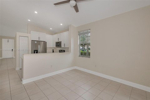 Adosado en venta en Miramar, Florida, 3 dormitorios, 123 m2 № 2017718 - foto 18