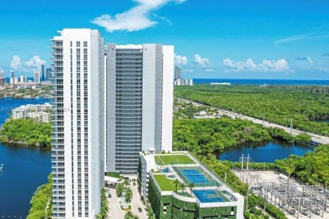 Condo in North Miami Beach, Florida, 3 bedrooms  № 1715081 - photo 2