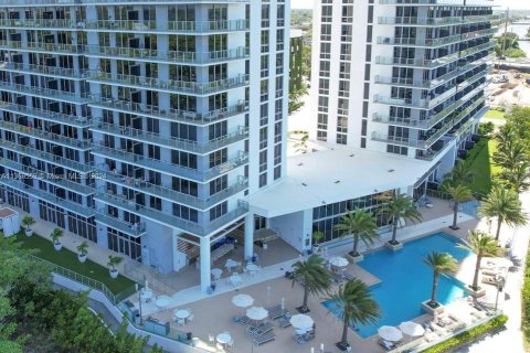 Condo in North Miami Beach, Florida, 3 bedrooms  № 1715081 - photo 1