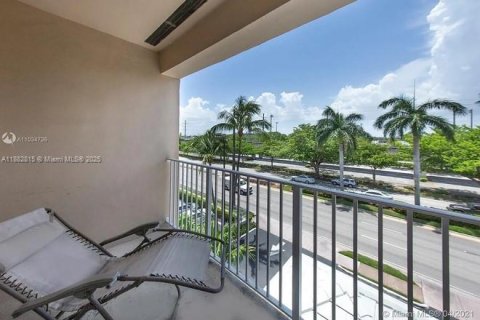 Condominio en alquiler en Coral Gables, Florida, 1 dormitorio, 57.6 m2 № 1931886 - foto 9