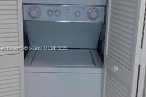 Condominio en alquiler en Coral Gables, Florida, 1 dormitorio, 57.6 m2 № 1931886 - foto 8