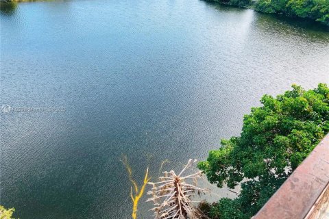 Condo in Hialeah, Florida, 2 bedrooms № 1936686 - photo 1