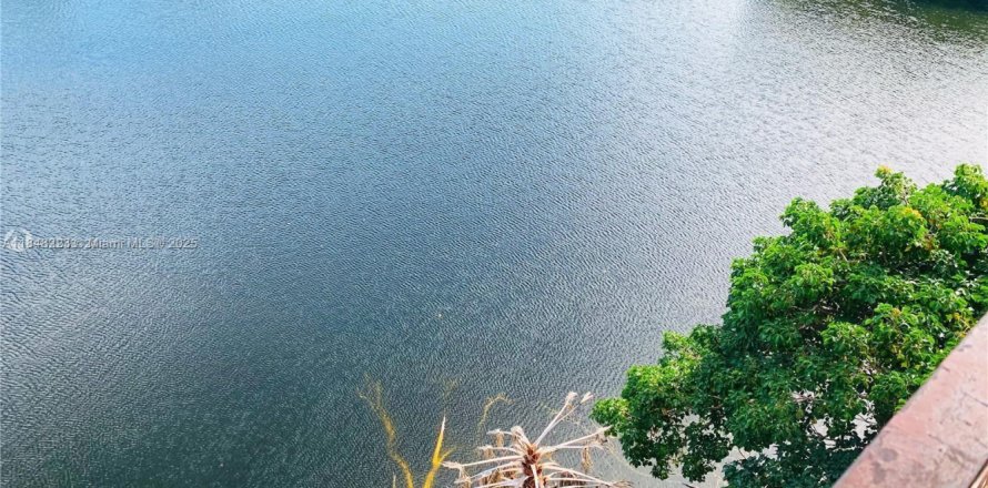 Condo in Hialeah, Florida, 2 bedrooms № 1936686