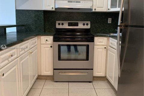 Condo in Hialeah, Florida, 2 bedrooms № 1936686 - photo 3