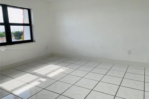 Condo in Hialeah, Florida, 2 bedrooms № 1936686 - photo 4