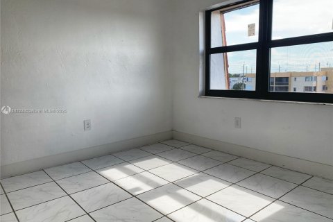 Condo in Hialeah, Florida, 2 bedrooms № 1936686 - photo 6