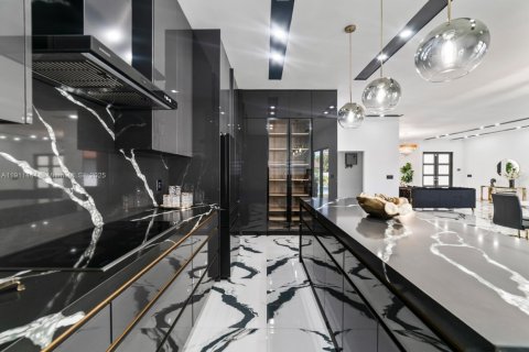 Casa en venta en Miami, Florida, 4 dormitorios, 234.86 m2 № 1967516 - foto 11