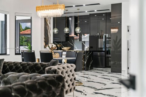 Casa en venta en Miami, Florida, 4 dormitorios, 234.86 m2 № 1967516 - foto 12