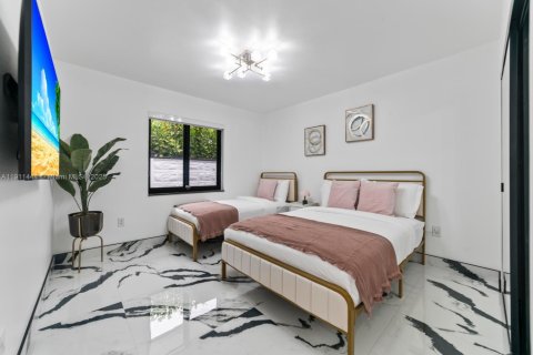 Casa en venta en Miami, Florida, 4 dormitorios, 234.86 m2 № 1967516 - foto 19