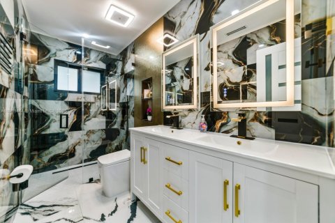 Casa en venta en Miami, Florida, 4 dormitorios, 234.86 m2 № 1967516 - foto 20