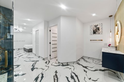 Casa en venta en Miami, Florida, 4 dormitorios, 234.86 m2 № 1967516 - foto 23