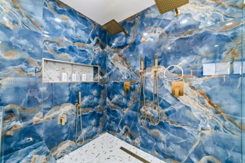 Casa en venta en Miami, Florida, 4 dormitorios, 234.86 m2 № 1967516 - foto 24