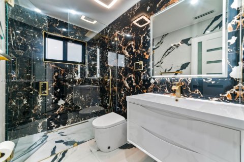 Casa en venta en Miami, Florida, 4 dormitorios, 234.86 m2 № 1967516 - foto 22