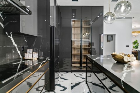 Casa en venta en Miami, Florida, 4 dormitorios, 234.86 m2 № 1967516 - foto 14