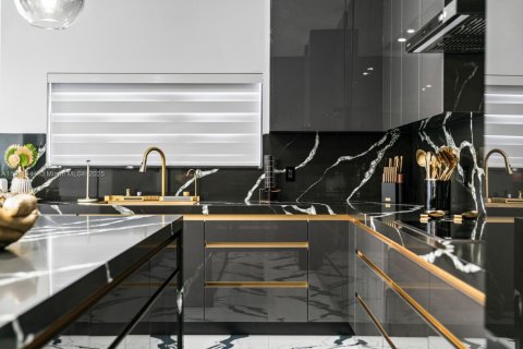 Casa en venta en Miami, Florida, 4 dormitorios, 234.86 m2 № 1967516 - foto 13