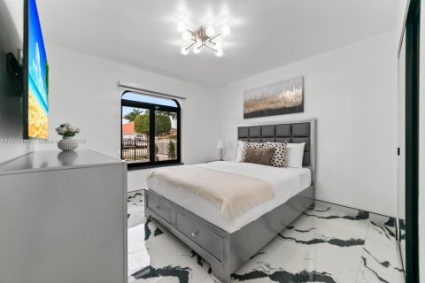 Casa en venta en Miami, Florida, 4 dormitorios, 234.86 m2 № 1967516 - foto 18