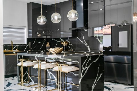 Casa en venta en Miami, Florida, 4 dormitorios, 234.86 m2 № 1967516 - foto 9
