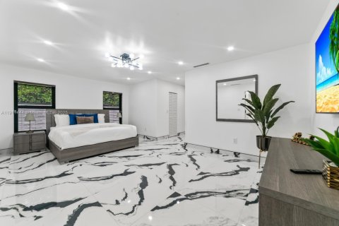 Casa en venta en Miami, Florida, 4 dormitorios, 234.86 m2 № 1967516 - foto 27
