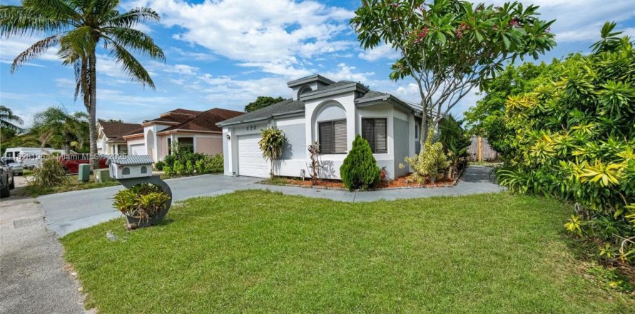 House in North Lauderdale, Florida 3 bedrooms, 126.16 sq.m. № 1802477