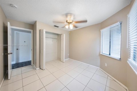 House in North Lauderdale, Florida 3 bedrooms, 126.16 sq.m. № 1802477 - photo 19