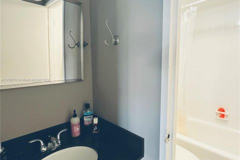 Copropriété à vendre à Hallandale Beach, Floride: 1 chambre, 76.92 m2 № 1862826 - photo 16