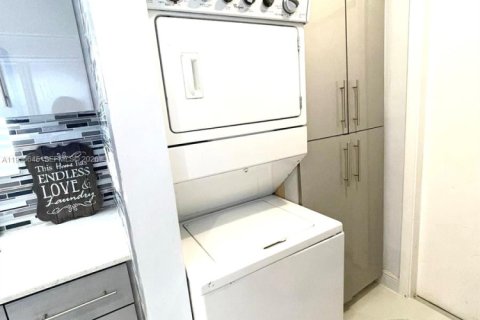 Casa en alquiler en Hallandale Beach, Florida, 3 dormitorios, 119.75 m2 № 2010569 - foto 8