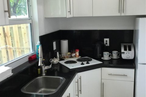 Casa en alquiler en Hallandale Beach, Florida, 3 dormitorios, 119.75 m2 № 2010569 - foto 3