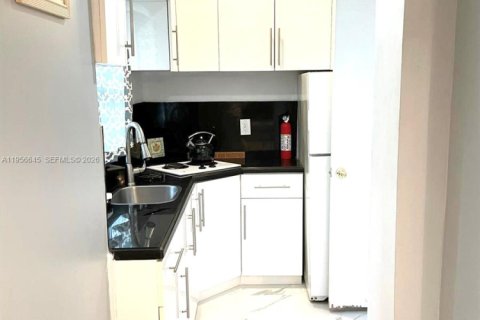 Casa en alquiler en Hallandale Beach, Florida, 3 dormitorios, 119.75 m2 № 2010569 - foto 10