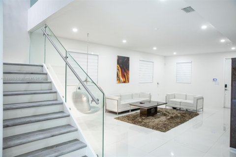 Casa en alquiler en Homestead, Florida, 5 dormitorios, 310.29 m2 № 1958580 - foto 14