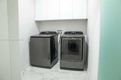 Casa en alquiler en Homestead, Florida, 5 dormitorios, 310.29 m2 № 1958580 - foto 19