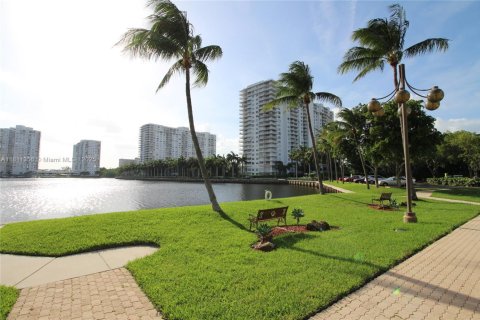 Condominio en venta en Aventura, Florida, 1 dormitorio, 85.28 m2 № 1939554 - foto 3