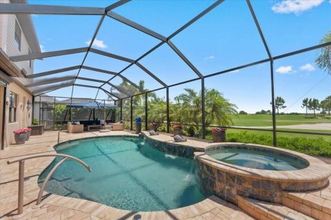 House in LAKEWOOD NATIONAL in Lakewood Ranch, Florida 4 bedrooms, 285.95 sq.m. № 2152182 - photo 10