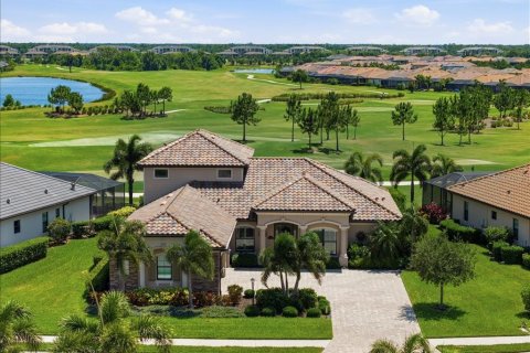 House in LAKEWOOD NATIONAL in Lakewood Ranch, Florida 4 bedrooms, 285.95 sq.m. № 2152182 - photo 2