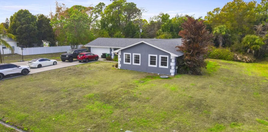 House in Port St. Lucie, Florida 3 bedrooms, 175.59 sq.m. № 2247041