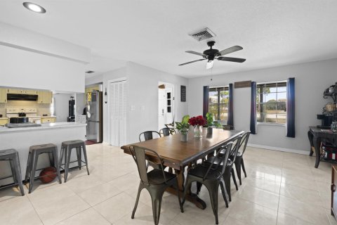 House in Port St. Lucie, Florida 3 bedrooms, 175.59 sq.m. № 2247041 - photo 8