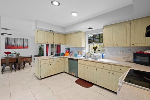 House in Port St. Lucie, Florida 3 bedrooms, 175.59 sq.m. № 2247041 - photo 13