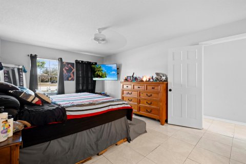 House in Port St. Lucie, Florida 3 bedrooms, 175.59 sq.m. № 2247041 - photo 26