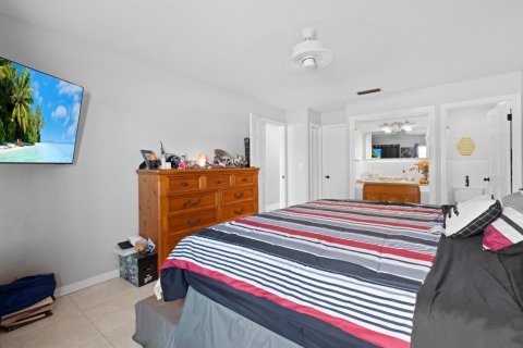 House in Port St. Lucie, Florida 3 bedrooms, 175.59 sq.m. № 2247041 - photo 27