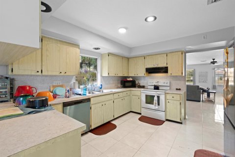 House in Port St. Lucie, Florida 3 bedrooms, 175.59 sq.m. № 2247041 - photo 11