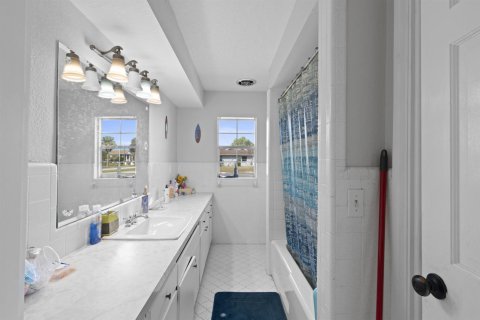 House in Port St. Lucie, Florida 3 bedrooms, 175.59 sq.m. № 2247041 - photo 21