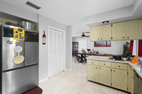 House in Port St. Lucie, Florida 3 bedrooms, 175.59 sq.m. № 2247041 - photo 14