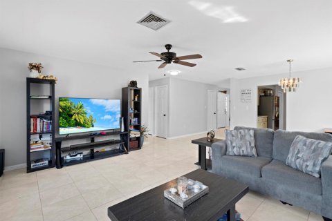 House in Port St. Lucie, Florida 3 bedrooms, 175.59 sq.m. № 2247041 - photo 19