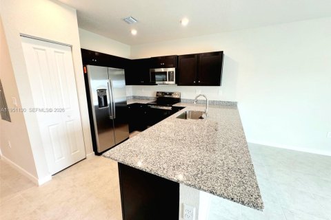 Townhouse in Florida City, Florida 3 bedrooms № 2007209 - photo 3