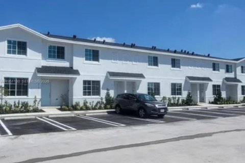 Townhouse in Florida City, Florida 3 bedrooms № 2007209 - photo 25