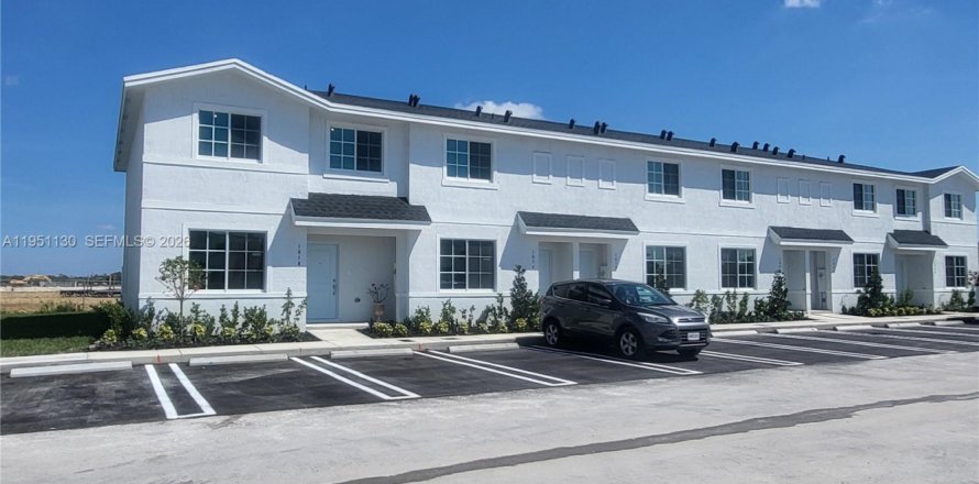 Townhouse in Florida City, Florida 3 bedrooms № 2007209