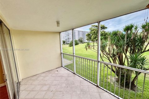 Condo in Pompano Beach, Florida, 2 bedrooms  № 1998367 - photo 17
