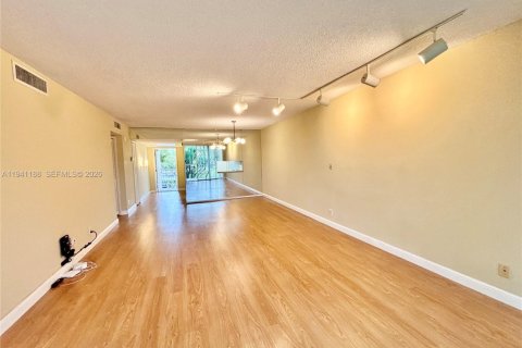 Condo in Pompano Beach, Florida, 2 bedrooms  № 1998367 - photo 7